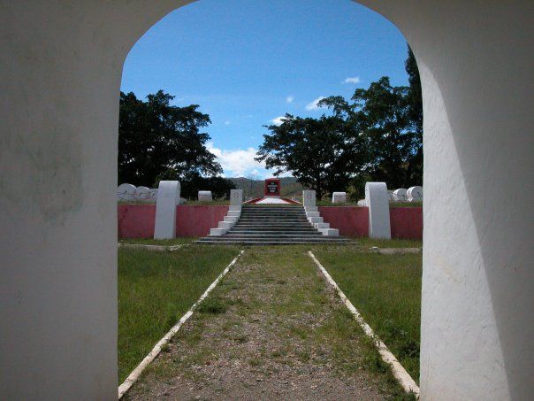 File:Aileu memorial.jpg