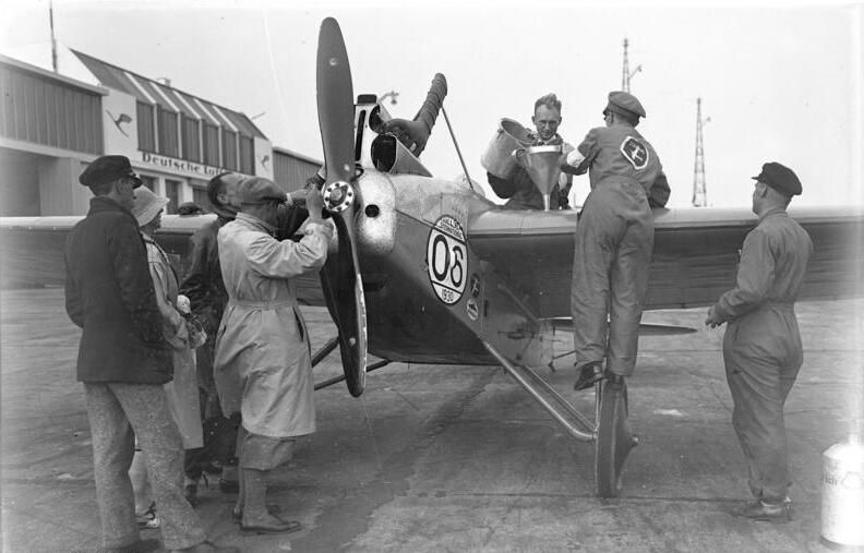 File:Bundesarchiv Bild 102-10153, Berlin, Internationaler Europa-Rundflug.jpg