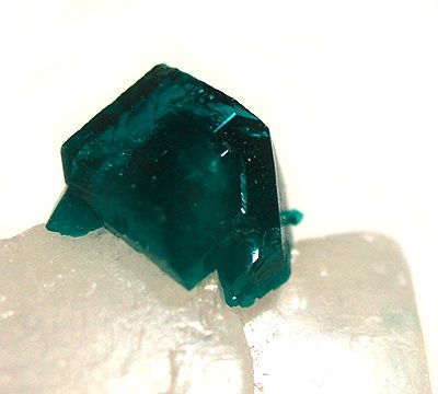 File:Calcite-Dioptase-fc30b.jpg