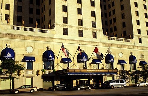 File:Renaissance Cleveland Hotel (2348183530).jpg