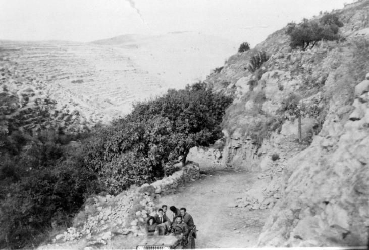 File:Road to Deir 'Amr.jpg