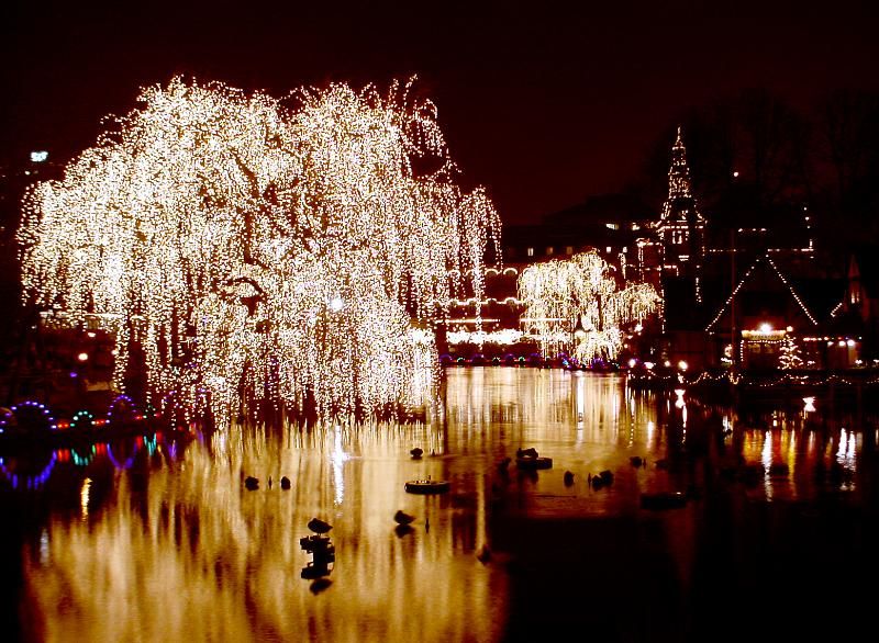 File:Tivoli Copenhagen night.jpg