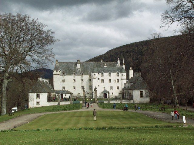 File:Traquair House - geograph.org.uk - 13310.jpg