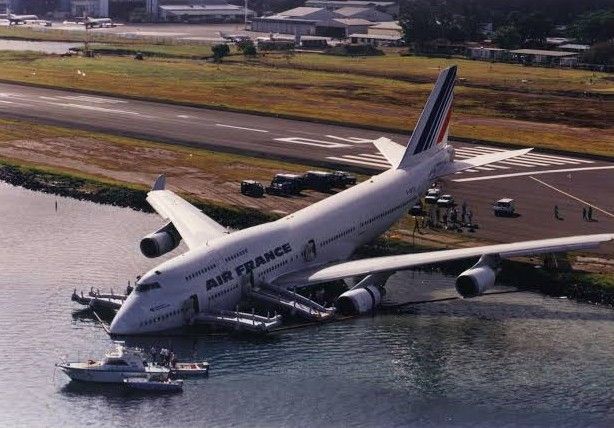 File:Air France Flight 072 after accident.jpg