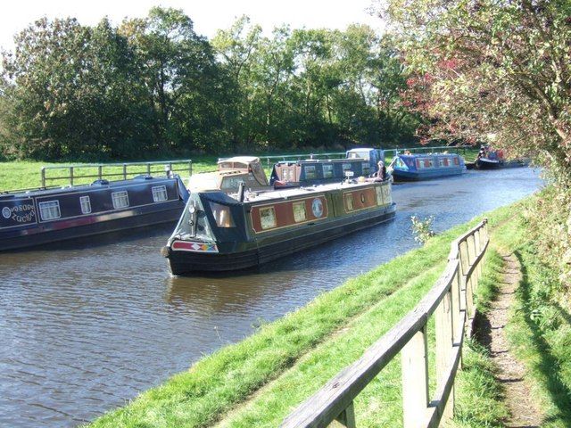 File:Canal Boat - geograph.org.uk - 999312.jpg