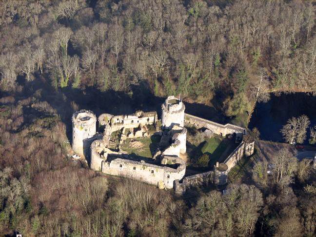 File:Chateau de Tonquedec.jpg