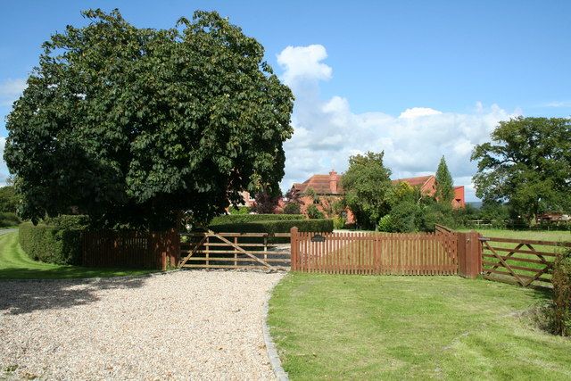 File:Church Shocklach - Lords Fields.jpg