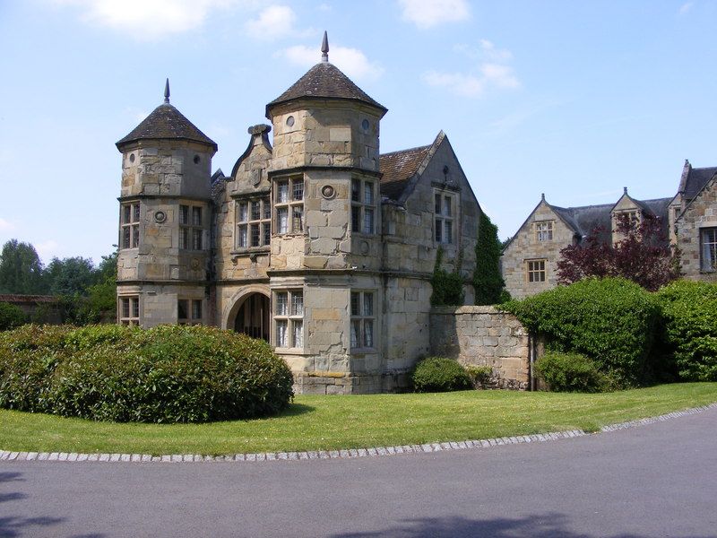 File:Gatehouse, Madeley Court.jpg