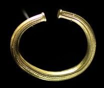 File:Goldener Armring.jpg