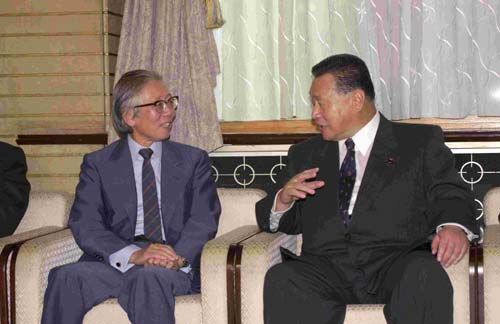 File:Hideki Shirakawa and Yoshiro Mori 20001018.jpg