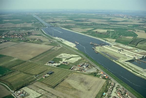 File:Kanaal door Zuid-Beveland.jpg