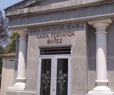 File:Mausoleum of Sara García.jpg