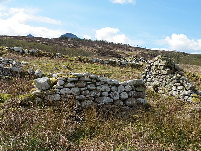 File:Ruins at Port-na-Caranean (geograph 2920676).jpg