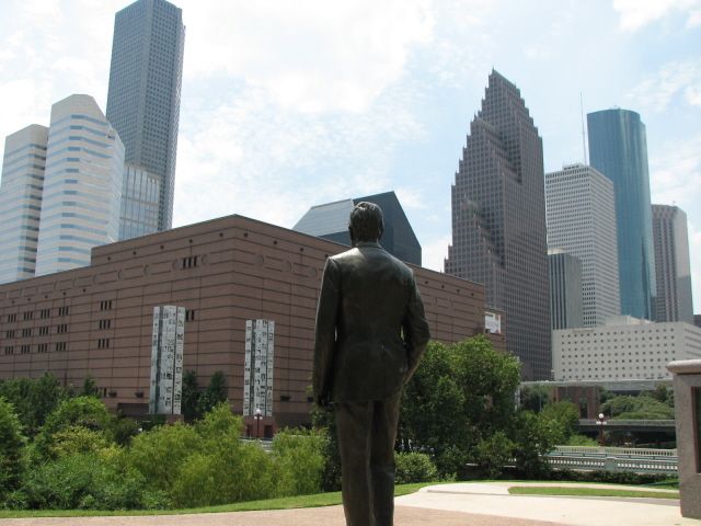 File:SesquicentennialPark GeorgeHWBushStatue.jpg