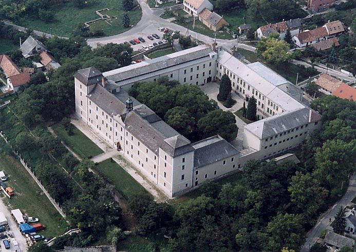 File:Zsámbék - Palace.jpg