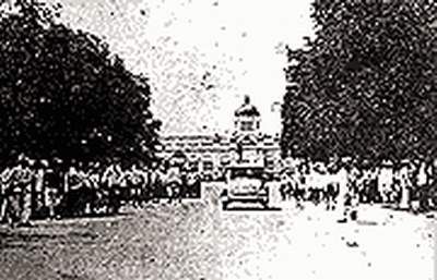 File:ลานพระบรมรูปทรงม้า 24-6-2475.jpg