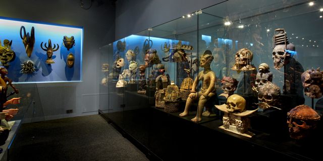 File:Afrika-Abteilung, Museum der Völker, Schwaz.jpg