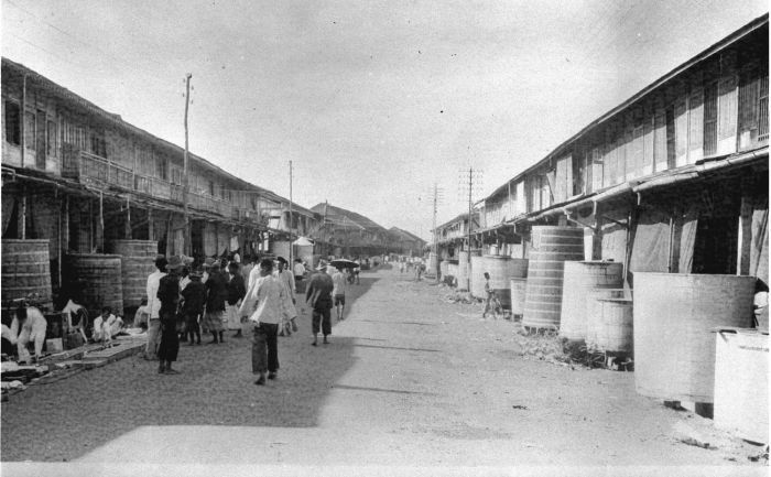 File:COLLECTIE TROPENMUSEUM Straatgezicht met watertonnen TMnr 60014537.jpg