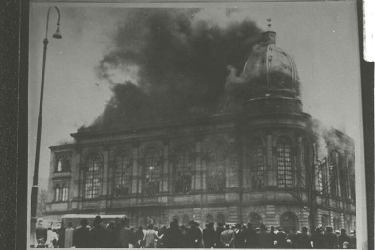 File:Frankfurt am Main Synagogue; November Pogroms.jpg