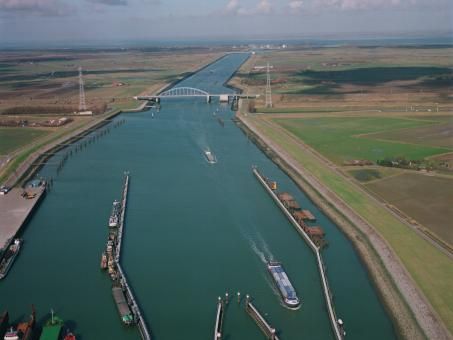 File:Kanaal Zuid-Beveland.jpg