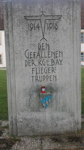 File:Oberschleißheim Denkmal WW1 Bayerische Fliegergruppe.jpg