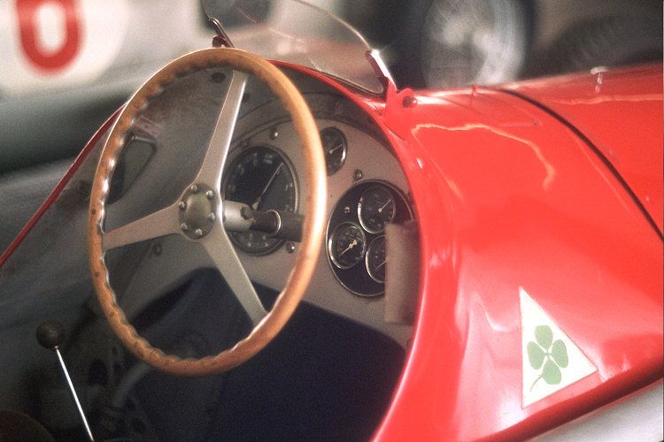 File:Alfetta 159 steering wheel.jpg