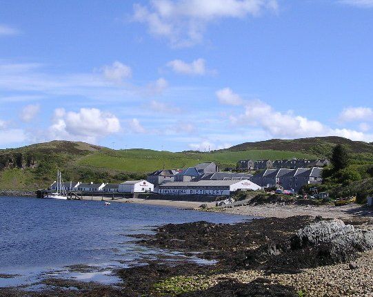 File:Bunnahabhain Distillery.jpg