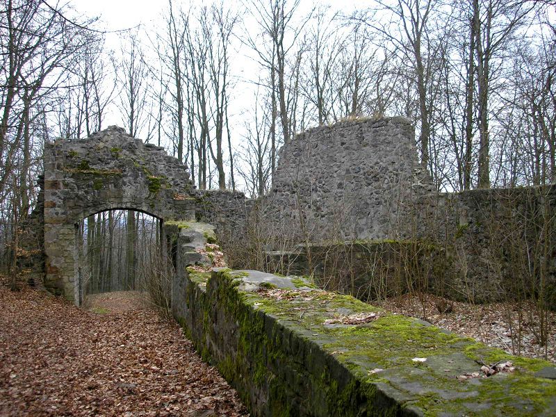 File:Burg Bramberg Vorburg Innen.jpg