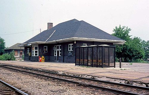 File:Former GTW depot Pontiac, Michigan, 1978.jpg