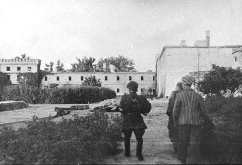 File:Gęsiowka Prison in Warsaw Patrol Giewonta (1944).jpg