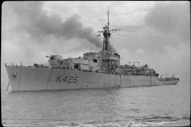 File:HMS Loch Dunvegan 1944 IWM FL 14716.jpg