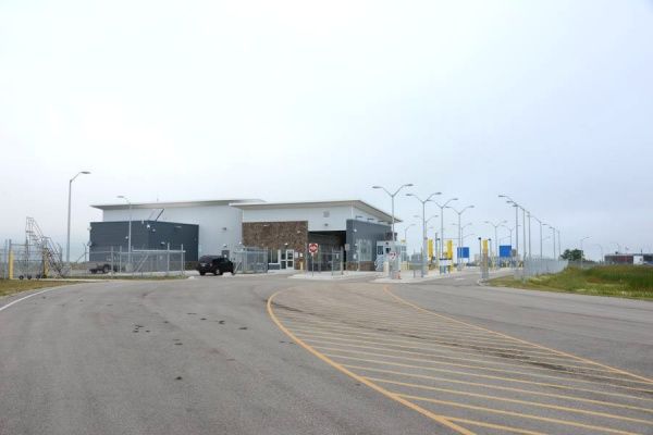 File:Hansboro ND border station.jpg