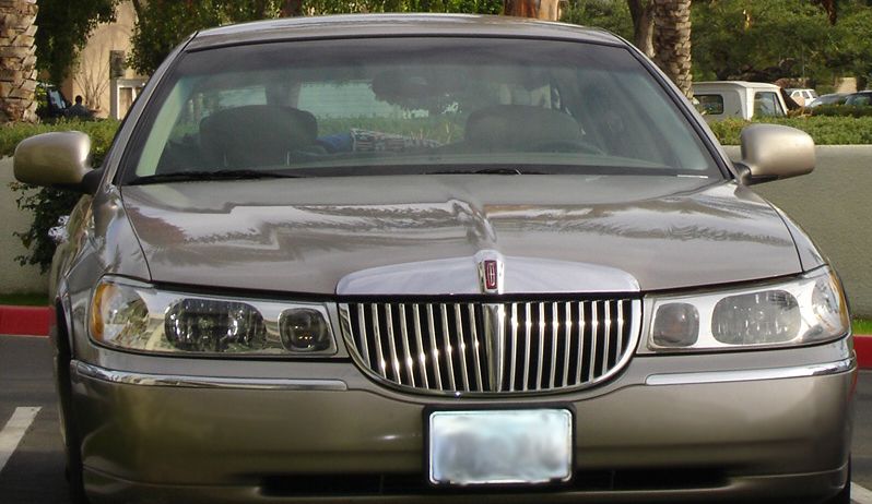 File:Lincoln Town Car 02.jpg