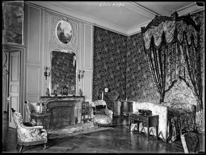 File:Thury Harcourt - Château - Bed room.jpg