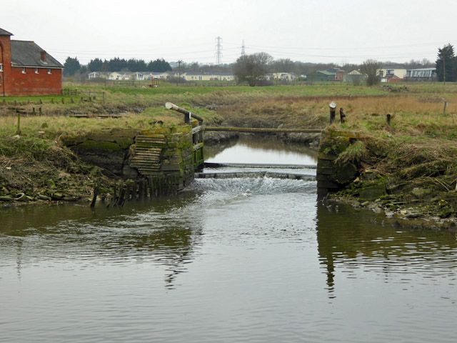 File:Tide gates, Battlesbridge (geograph 5719409).jpg