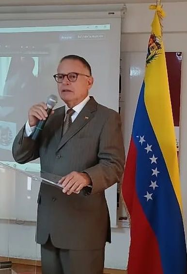 File:Arias Cardenas Conferencia.jpg