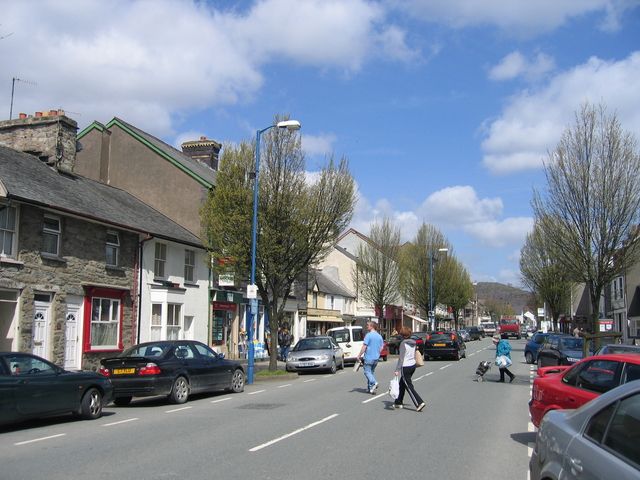 File:Bala High Street.jpg