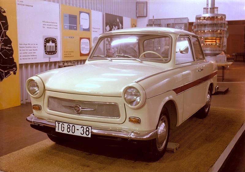 File:Bundesarchiv Bild 183-B0503-0015-001, Sachsenring Trabant 601.jpg