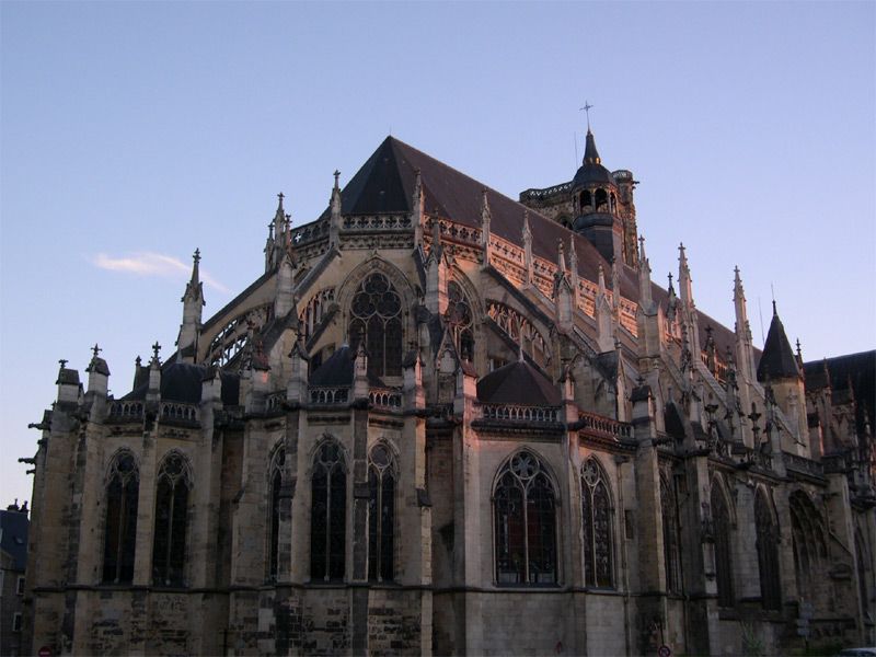 File:Nevers Chevet de la Cathedrale.jpg