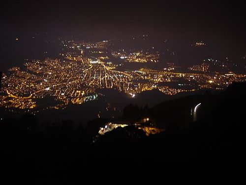 File:Bello en la noche.jpg