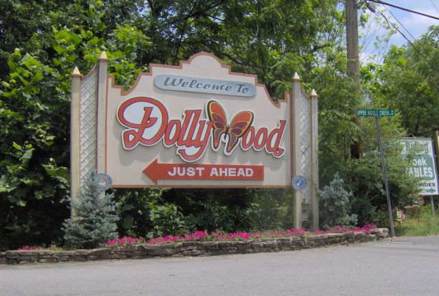 File:Dollywoodsign1.jpg