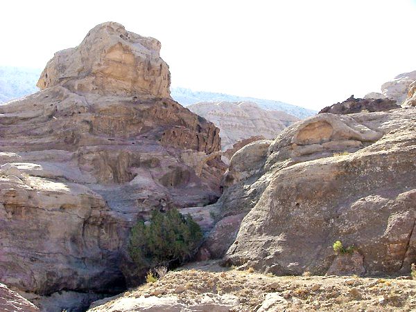 File:Pétra. Aqueduc pour le passage d’un wadi.jpg