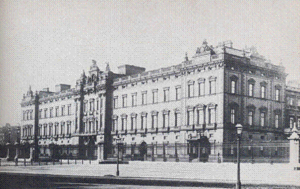 File:1910 Buckingham Palace.png