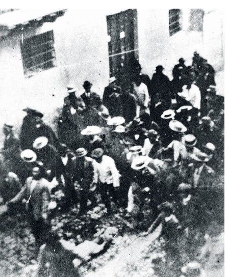 File:AL MEDIODÍA EN EL CENTRO DE QUITO.jpg