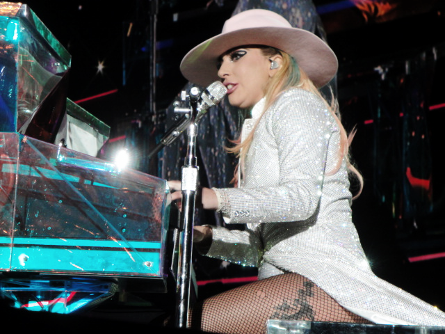 File:Joanne World Tour (37188540521).png