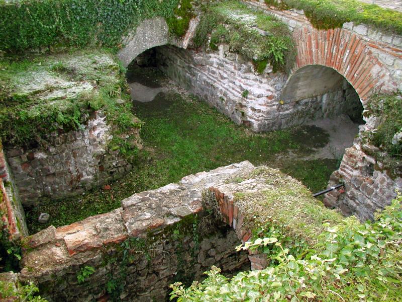 File:Kaisertherme Trier Mauerreste.jpg