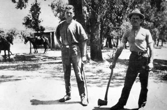 File:Migrants felling scrub in Western Australia, 1925.jpg