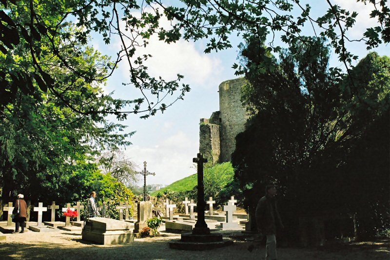 File:Saint-Sauveur-le Vicomte (Château) cimetière 2.jpg