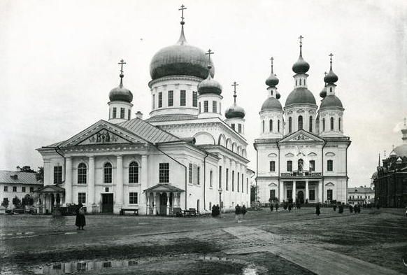 File:SarovskyMonasteryUspenskySobor.jpg