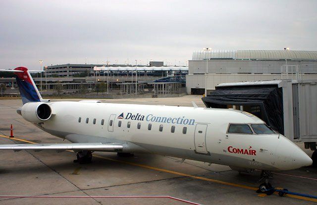 File:Comair CRJ100ER JAX N941CA.jpg